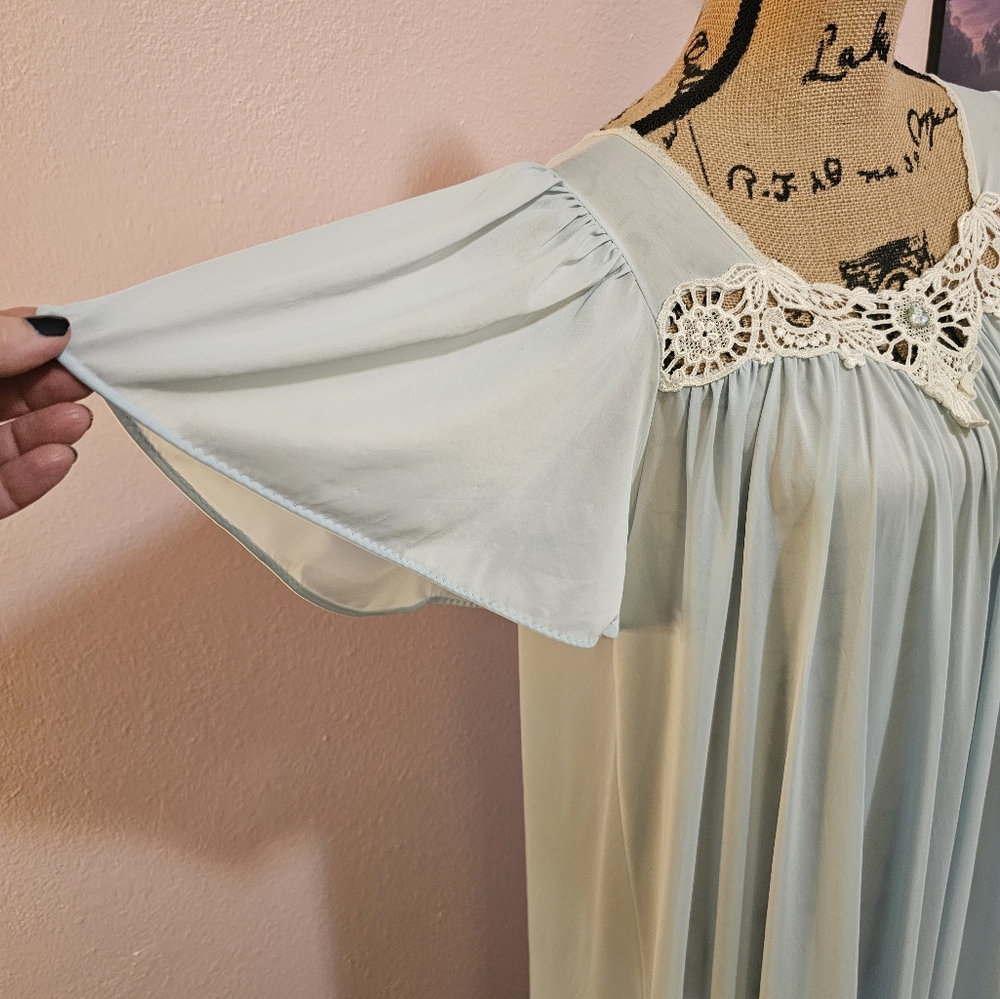 Beautiful Silky Smooth Vintage Nightgown - Picture 3 of 12